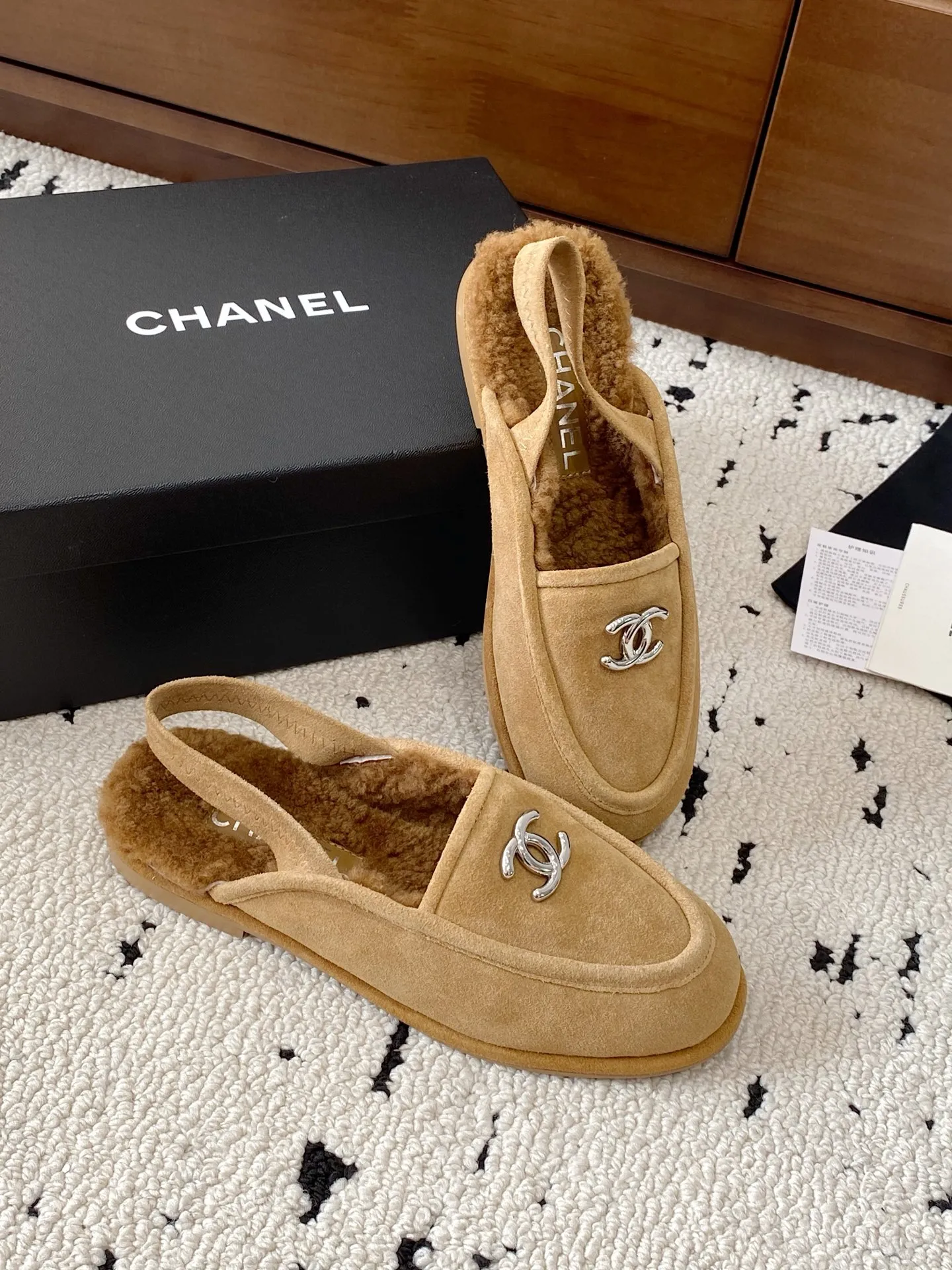 👟👟Ex-factory price 640👟👟 🍀CHANEL25s Chanel Mary Jane beanie hair slippers, a hot new release in the early autumn series, this season's hot item from the fragrance family! I really fell in love at first sight, the classic color matching is perfect!  Really super personalized, which is the biggest highlight of this shoe. The eye-catching but not exaggerated design is super cool for daily use. It is super versatile whether paired with pants, sweaters or skirts. It looks good no matter how you wear it. The more you look at it, the more you like it! Upper: imported sheep leather. Lining: original developed lamb wool. Outsole: Italian leather outsole. Size: #35-41 (40 41 custom-made, non-refundable) 👉 👉